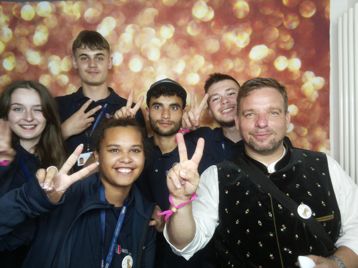 Bj&ouml;rn Erdmann e.v.r. mit 5 der 10 WSD-Auzubis beim WSD-Sommerfest 2023