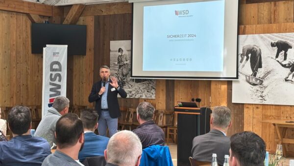 "WSD-Gesch&auml;ftsf&uuml;hrer pr&auml;sentiert den Jahresbericht Sicherzeit 2024' bei der Veranstaltung in Klaistow vor G&auml;sten