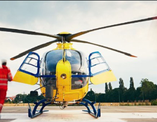 Ein gelb-blauer Rettungshubschrauber im Einsatz – Symbol für schnelle Hilfe, Koordination und gelebte Krisenvorbeugung.