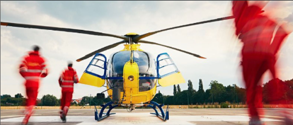 Ein gelb-blauer Rettungshubschrauber im Einsatz – Symbol für schnelle Hilfe, Koordination und gelebte Krisenvorbeugung.