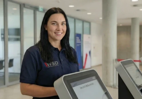 Digitale Besucherakkreditierung am Empfang eines Unternehmens in Berlin